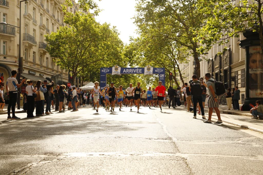 Ligne d'arrivée d'une course avec organisateurs, organisatrices et bénévoles