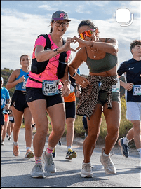 Deux coureuses formant un cœur avec leurs mains